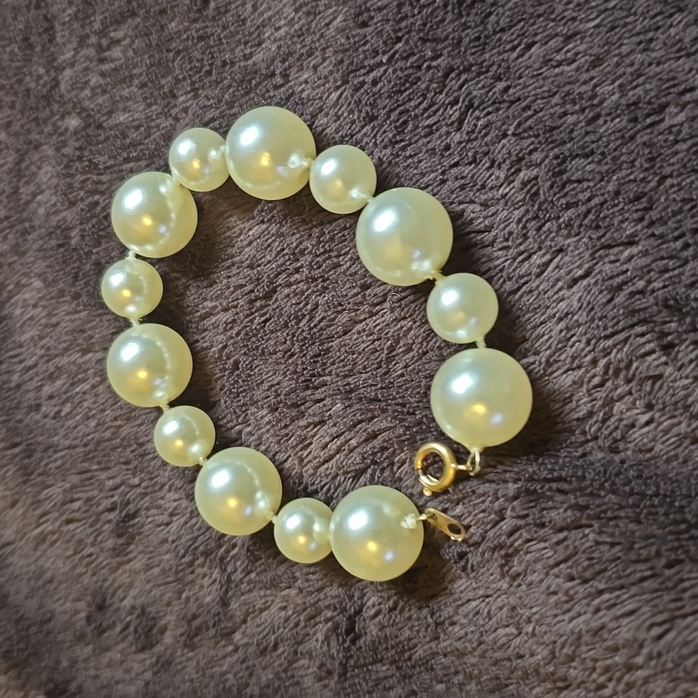 EUC - Vintage Faux Pearl bracelet with clasps 6.5" long